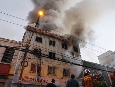 Incendio en Valparaíso afectó a edificio de 4 pisos: Al menos 3 personas fueron rescatadas de las llamas