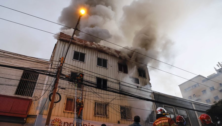 Incendio en Valparaíso afectó a edificio de 4 pisos: Al menos 3 personas fueron rescatadas de las llamas