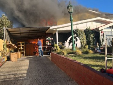 Incendio consume dos inmuebles en el sector sur de Villa Alemana: se registran tres personas lesionadas