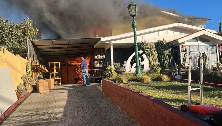 Incendio consume dos inmuebles en el sector sur de Villa Alemana: se registran tres personas lesionadas