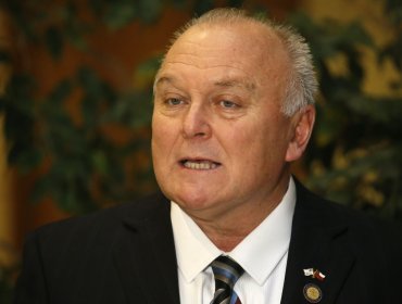 "No le hacen bien los dimes y diretes": Senador Becker advierte "compleja" instalación del Gobierno de Kast