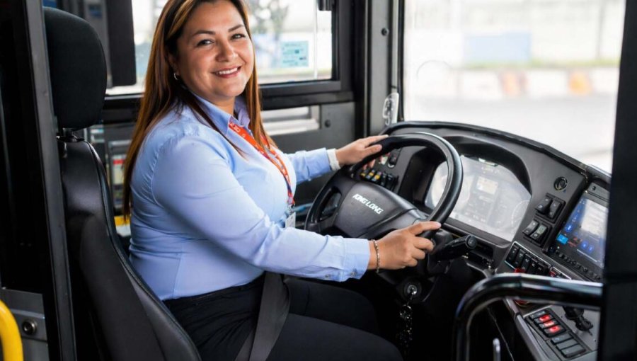 Editorial: Mujeres al volante: La gran solución a la falta de conductores en la Región de Valparaíso