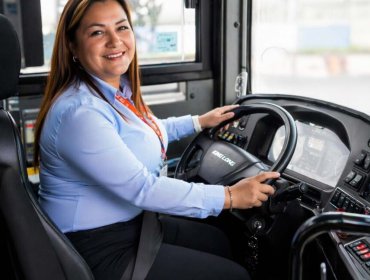 Editorial: Mujeres al volante: La gran solución a la falta de conductores en la Región de Valparaíso
