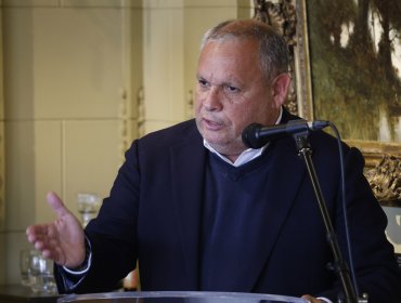 Gobernador Mundaca critica millonario recorte a reconstrucción tras el megaincendio y apunta a "nueva contradicción" del Gobierno