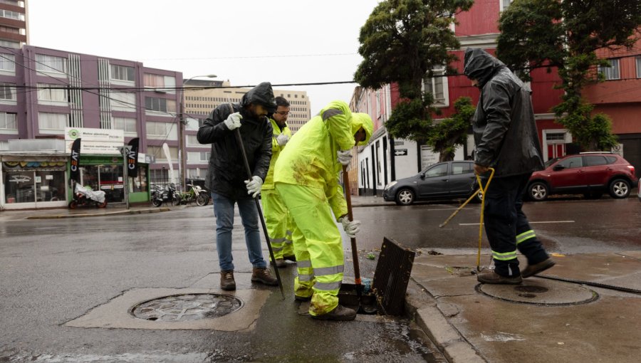 Valparaíso se prepara para la lluvia con limpieza de sumideros y plan preventivo