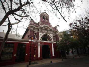 Corte rechaza demandas de indemnización por vandalización e incendios que afectaron a iglesias durante estallido social en Santiago