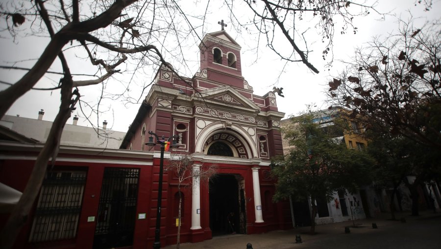 Corte rechaza demandas de indemnización por vandalización e incendios que afectaron a iglesias durante el estallido social en Santiago