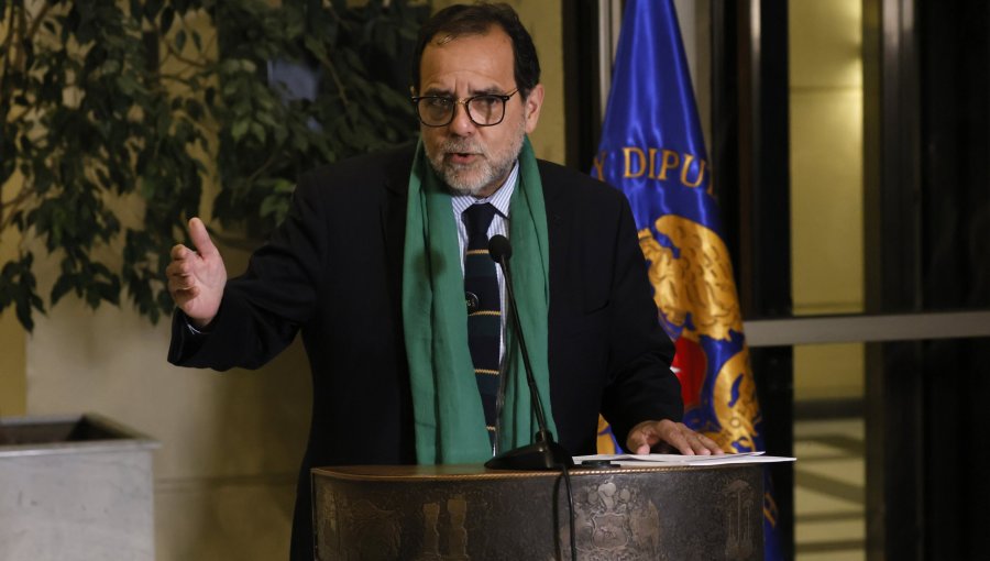 "Chile no es Argentina": Jaime Mulet lanza dura crítica contra el ministro Poduje por su estilo "sin filtro"