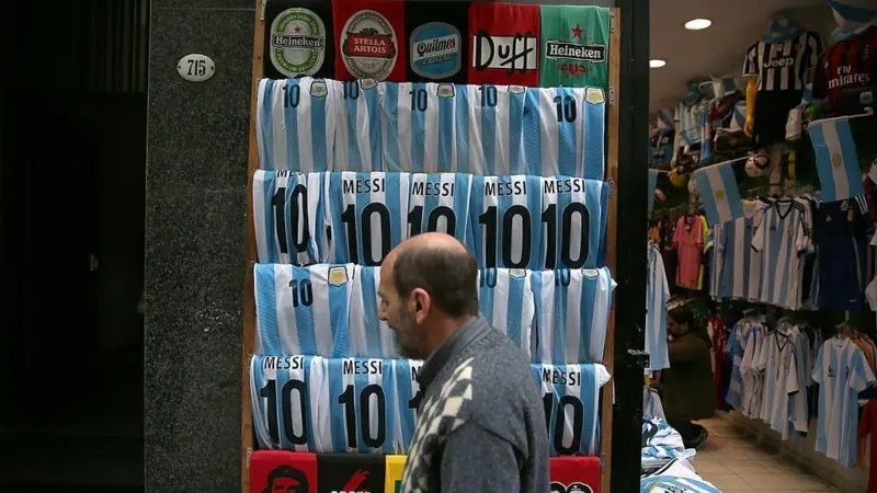 Por qué la ropa es tan cara en Argentina y hasta el gobierno promueve comprarla en el extranjero