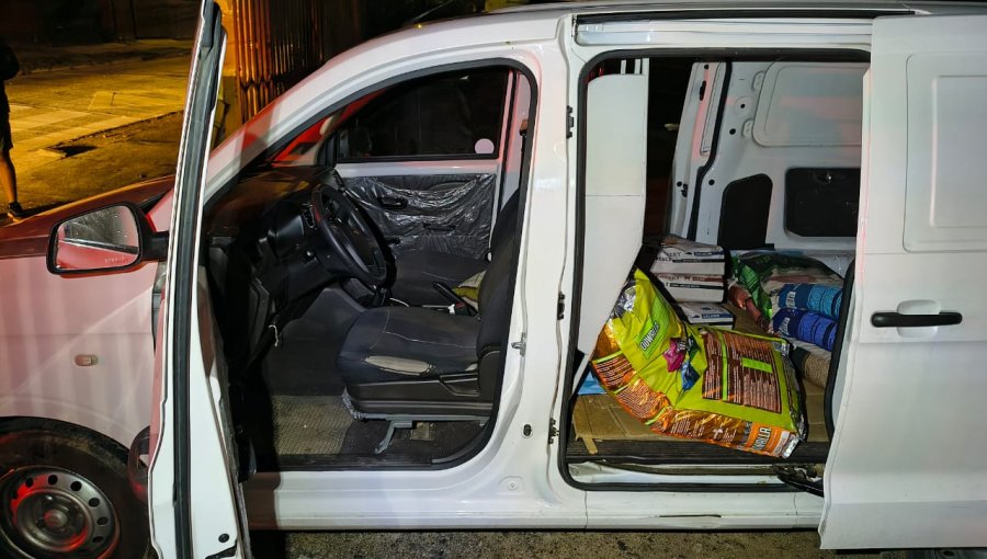 Tres detenidos tras robo a local de alimentos para mascotas en Villa Alemana: delincuentes huían en furgón robado