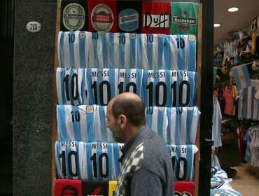 Por qué la ropa es tan cara en Argentina y hasta el gobierno promueve comprarla en el extranjero