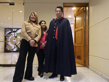 PC acusa "abierta apología a la dictadura" de diputado Olivares por uso de capa "idéntica a la del dictador Pinochet"