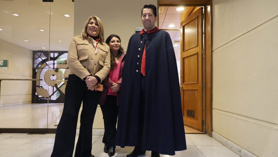PC acusa "abierta apología a la dictadura" de diputado Olivares por uso de capa "idéntica a la del dictador Pinochet"