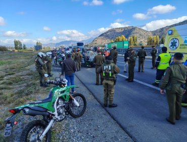 Furgón de Carabineros volcó durante persecución que terminó con cuatro detenidos en la ruta 5 Sur en Graneros