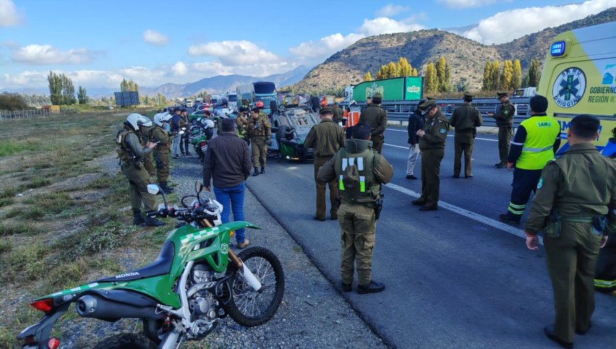 Furgón de Carabineros volcó durante persecución que terminó con cuatro detenidos en la ruta 5 Sur en Graneros