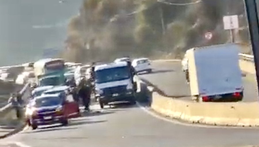 Colisión múltiple en ruta Las Palmas deja dos lesionados y provoca alta congestión en Viña
