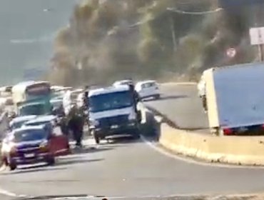 Colisión múltiple en ruta Las Palmas deja dos lesionados y provoca alta congestión en Viña