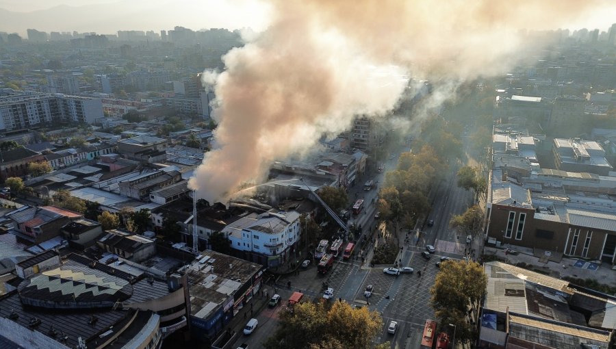 Bomberos logra controlar violento incendio que consumió tres locales comerciales en la Alameda