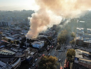 Bomberos logra controlar violento incendio que consumió tres locales comerciales en la Alameda