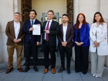 "Un Chile que crezca para todos": Bancada PS llega a La Moneda y entrega propuesta de crecimiento, desarrollo y empleo