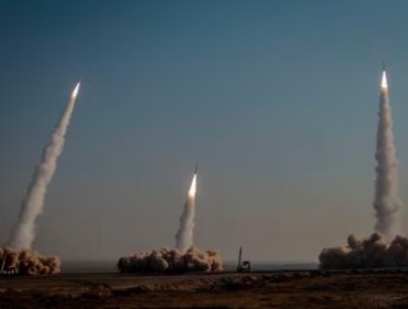 Irán acusa a EE.UU. de ignorar la diplomacia y avisa que su arsenal de misiles está recargado "al 120%"