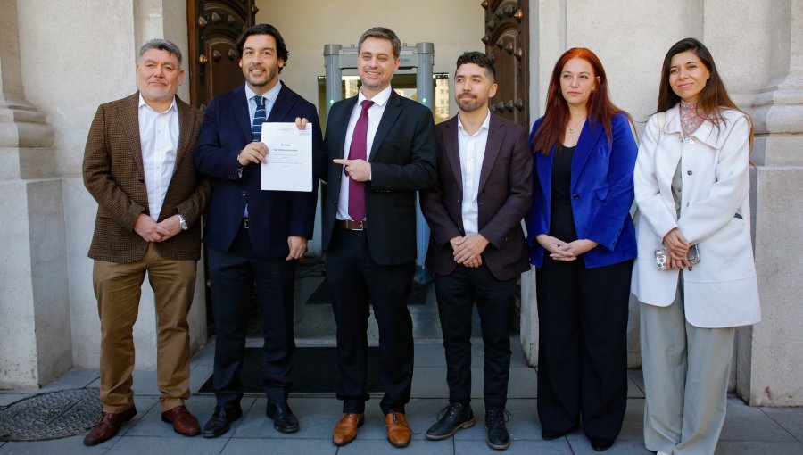 "Un Chile que crezca para todos": Bancada PS llega a La Moneda y entrega propuesta de crecimiento, desarrollo y empleo