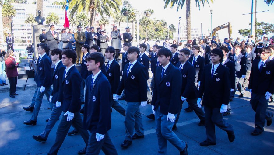 Estudiantes participaron en el tradicional desfile en homenaje a las Glorias Navales en Viña del Mar