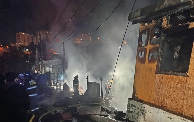 Valparaíso: 16 damnificados y al menos 5 viviendas afectadas dejó incendio de madrugada en Rodelillo