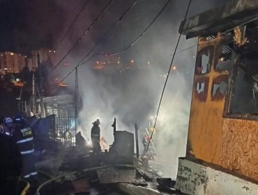Valparaíso: 16 damnificados y al menos 5 viviendas afectadas dejó incendio de madrugada en Rodelillo
