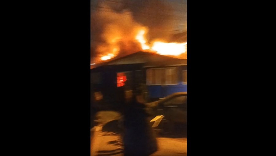 Incendio consume al menos dos viviendas en el sector Achupallas en Viña del Mar