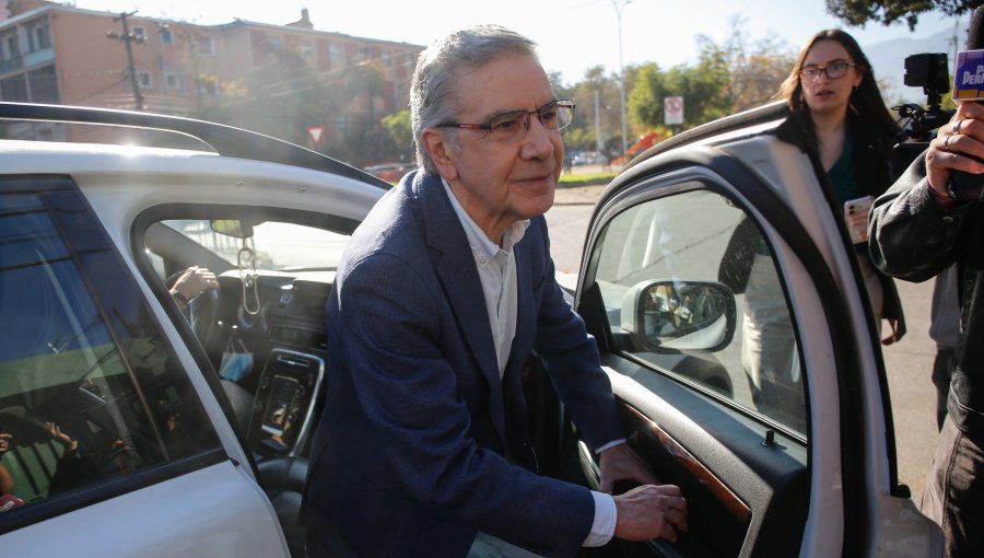“Vengo a enrolarme como un papá”: Joaquín Lavín llega a Capitán Yáber para visitar a su hijo