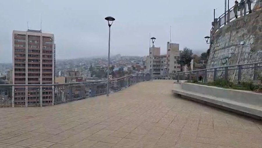 Polémica en cerro Concepción de Valparaíso: ¿por qué la nueva plaza Los Inmigrantes cierra sus puertas al caer la tarde?