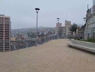 Polémica en cerro Concepción de Valparaíso: ¿por qué la nueva plaza Los Inmigrantes cierra sus puertas al caer la tarde?
