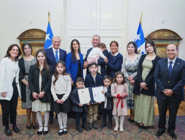 Presidente Kast entrega “Gracia de Reconocimiento al Séptimo Hijo” a familia que reside en el sector Placilla de Valparaíso