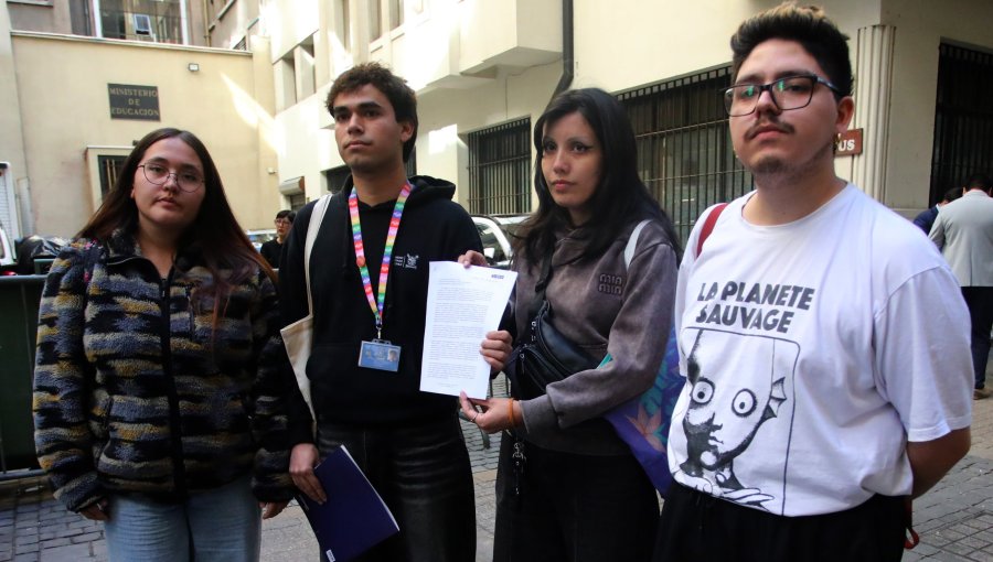 Estudiantes se manifiestan contra recortes en las afueras del Mineduc y la Confech entrega una carta dirigida a la ministra Arzola