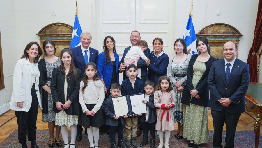 Presidente Kast entrega “Gracia de Reconocimiento al Séptimo Hijo” a familia que reside en el sector Placilla de Valparaíso