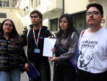 Estudiantes se manifiestan contra recortes en las afueras del Mineduc y la Confech entrega una carta dirigida a la ministra Arzola