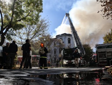 Fuego en el Barrio República: Tercera alarma de incendio afecta a la Facultad de Derecho de la U. Diego Portales