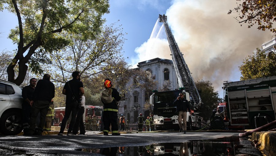 Fuego en el Barrio República: Tercera alarma de incendio afecta a la Facultad de Derecho de la U. Diego Portales