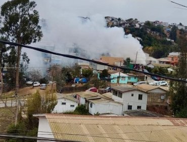 Incendio en casa-habitación movilizó a Bomberos hasta la parte alta de Viña del Mar