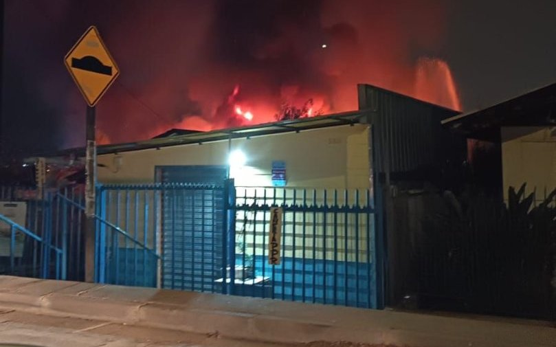 Incendio consume bodegas de una mueblería y un vehículo en Villa Alemana