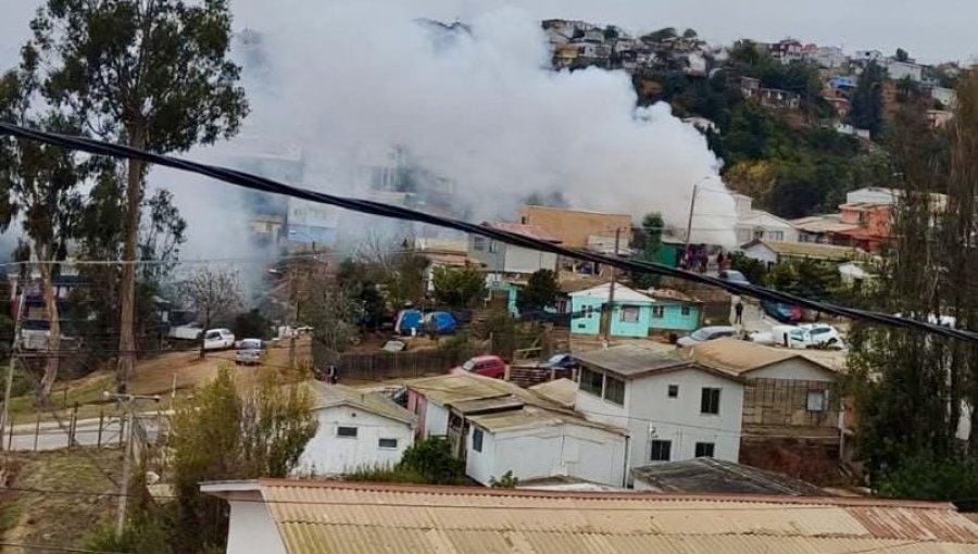 Incendio en casa-habitación movilizó a Bomberos hasta la parte alta de Viña del Mar