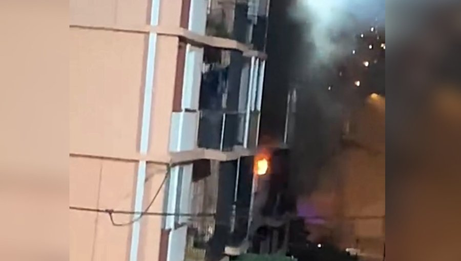 Incendio afectó a departamento en Playa Ancha y obligó a evacuar a unas 10 personas