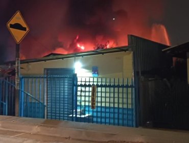 Incendio consume bodegas de una mueblería y un vehículo en Villa Alemana