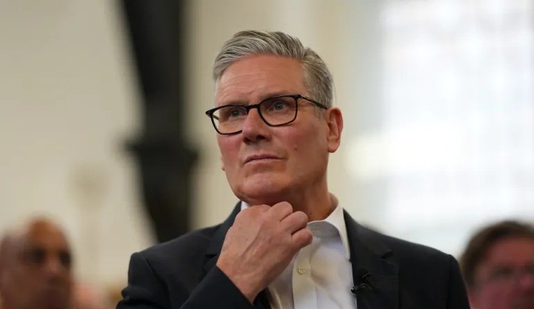 Tres ministras renuncian y aumentan presiones internas para que Keir Starmer también dimita en Reino Unido
