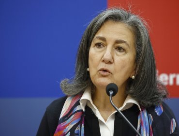 "No hay riesgo de muerte": Ministra de Salud desmiente recortes tras protesta de alcaldes con ataúd en La Moneda