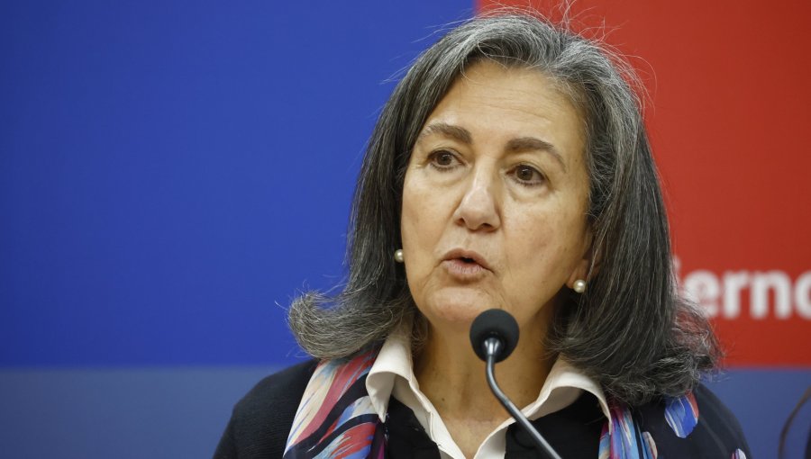 "No hay riesgo de muerte": Ministra de Salud desmiente recortes tras protesta de alcaldes con ataúd en La Moneda
