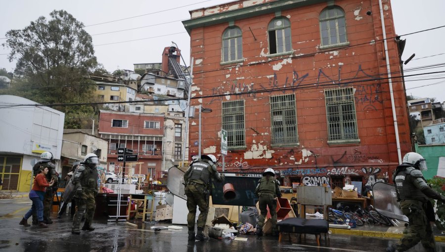 "Espacio Katarcis": Desalojan centro cultural que mantenía orden de desocupación desde 2023 en Valparaíso