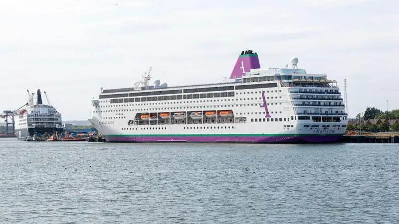 Más de 1.700 personas están confinadas en un crucero en Francia tras sospecha de brote gastrointestinal y la muerte de un pasajero