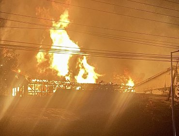 Incendio estructural afecta a casa en La Calera y obliga a desviar tránsito hacia Nogales